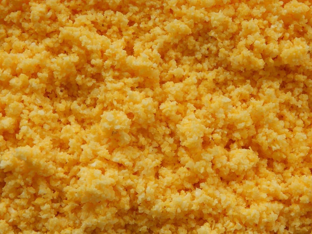 Cuscuz de frigideira com queijo derretido: uma delícia prática para o café da manhã.