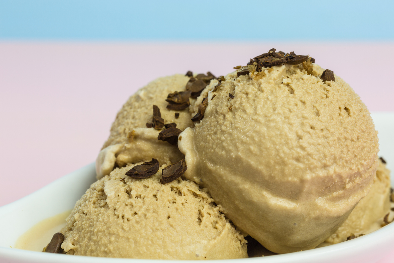 Sorvetão de bem-casado: cremosidade, sabor e praticidade em uma única sobremesa.