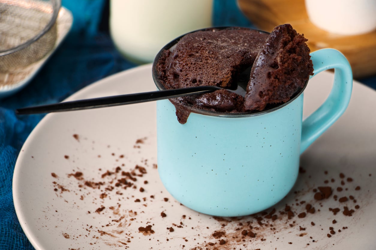 Brownie de caneca com doce de leite: pronto em 1 minuto, sabor que conquista.​