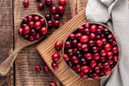 Conheça os efeitos, limites e recomendações do uso do cranberry como forma de prevenção à infecção urinária.