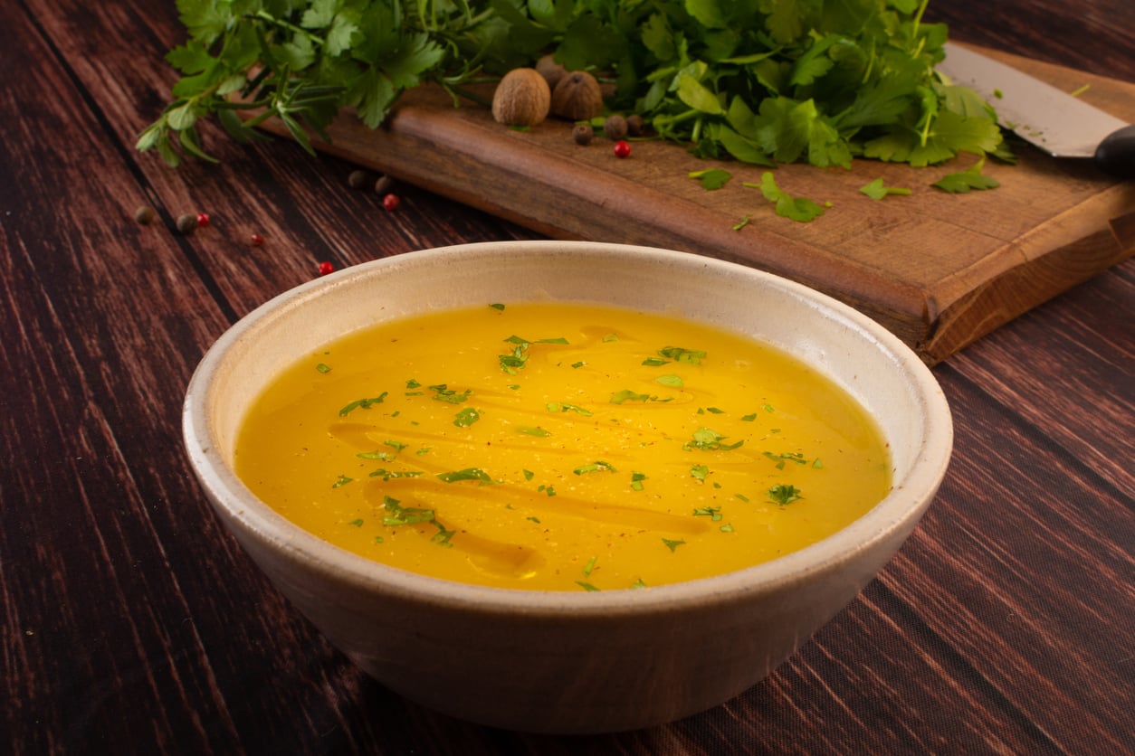 Caldo de mandioca com carne moída: cremosidade e sabor em uma receita simples e reconfortante.