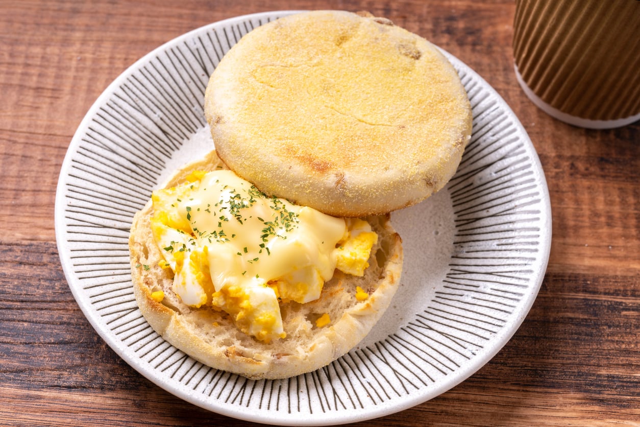 Pão de batata com requeijão e bacon: recheio cremoso, massa leve e sabor marcante.