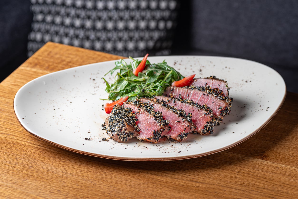 Atum com crosta de quinoa e molho de gengibre: uma explosão de textura e sabor em cada garfada