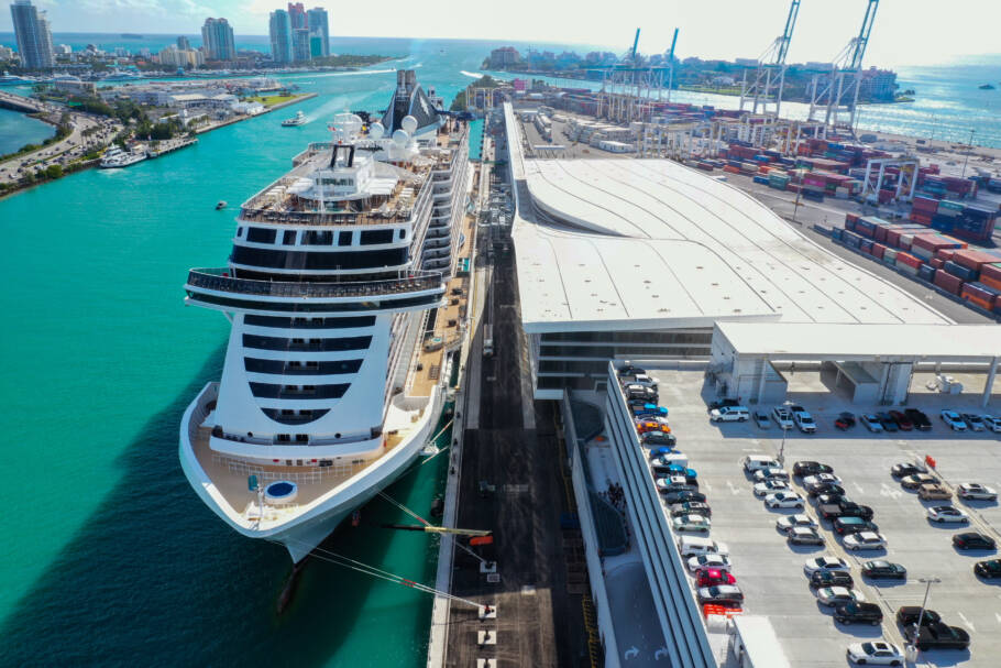 Navio atracado no terminal da MSC Cruzeiros em Miami