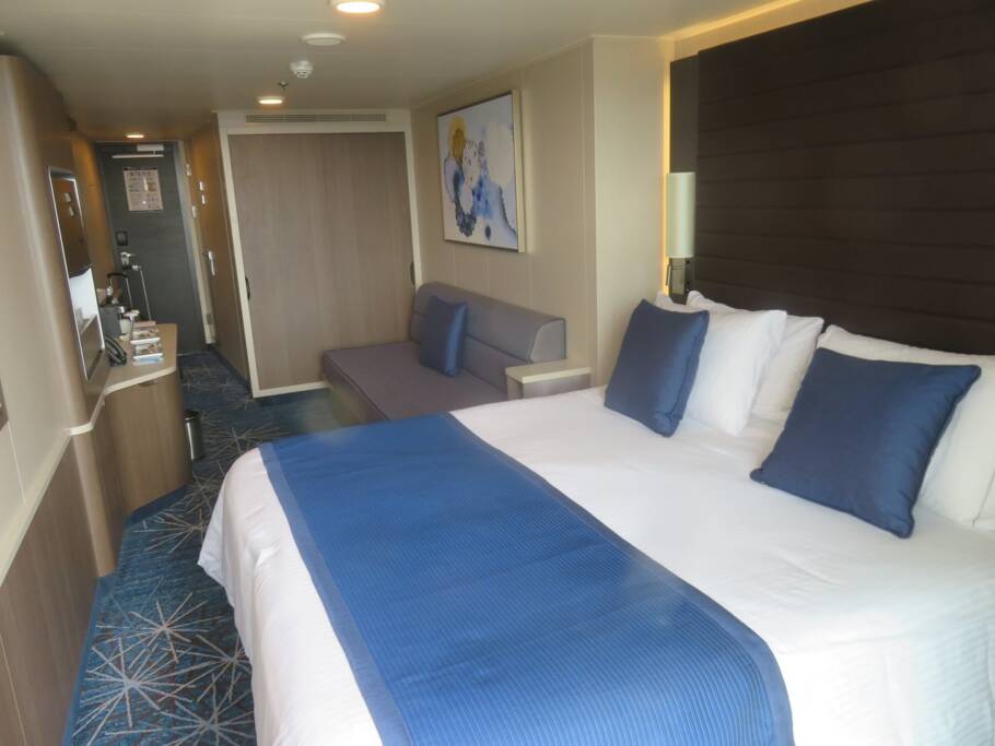 Interior der uma das cabines com varanda do Norwegian Encore