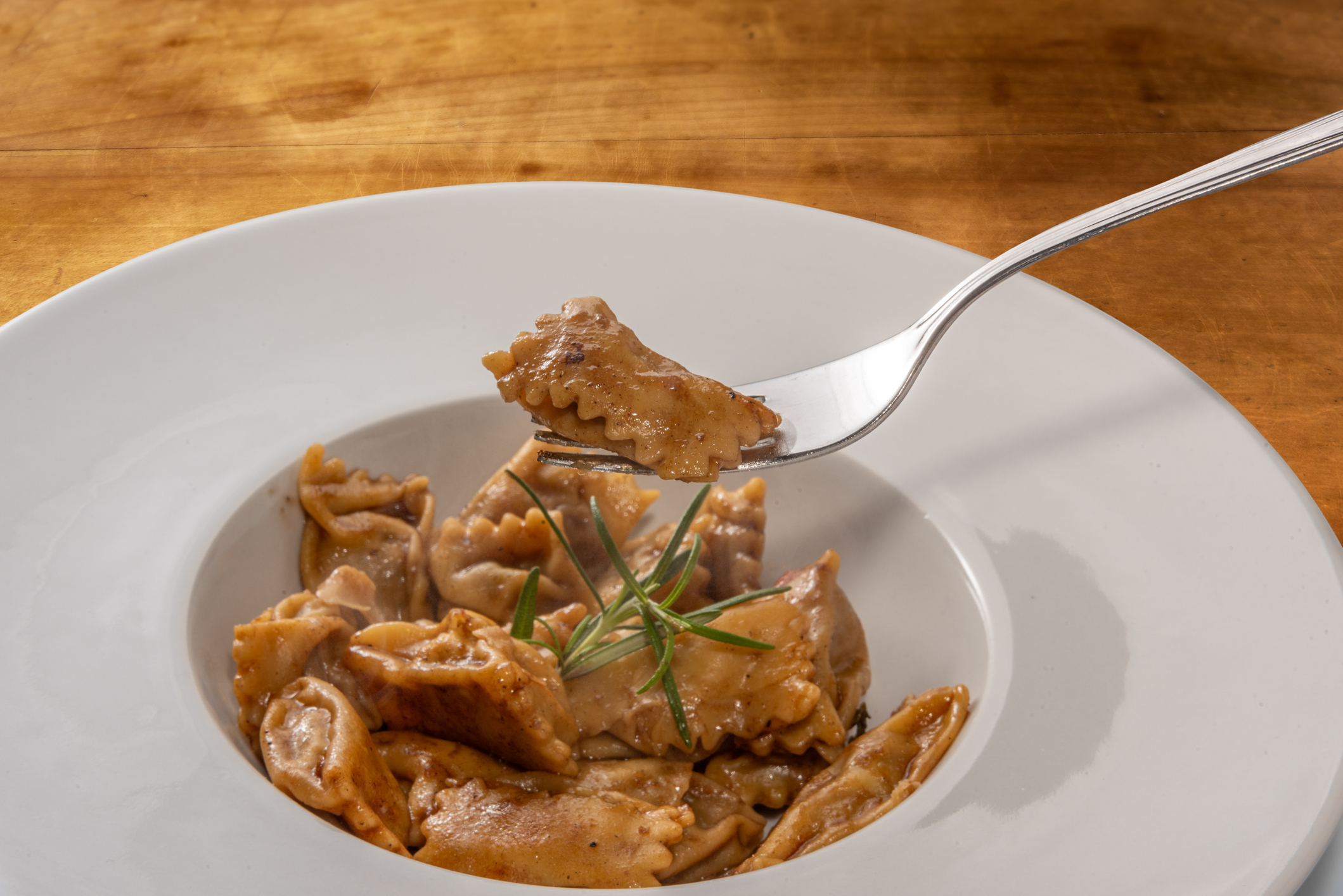 Um prato sofisticado e delicioso. Faça ravioli com ragu de costela e não queira comer outra coisa.