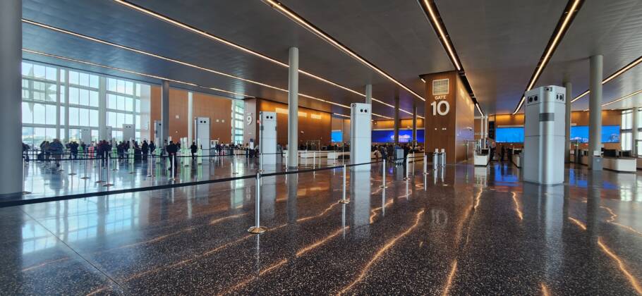 O terminal é amplo e tem capacidade para receber até 36 mil passageiros por dia e três navios simultaneamente