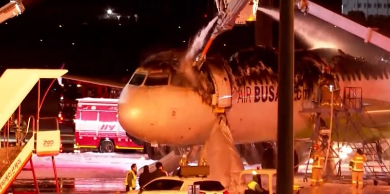 Em janeiro, um avião da Air Busan pegou fogo no Aeroporto Internacional de Gimhae, na Coreia do Sul, antes da decolagem – YouTube/Reprodução