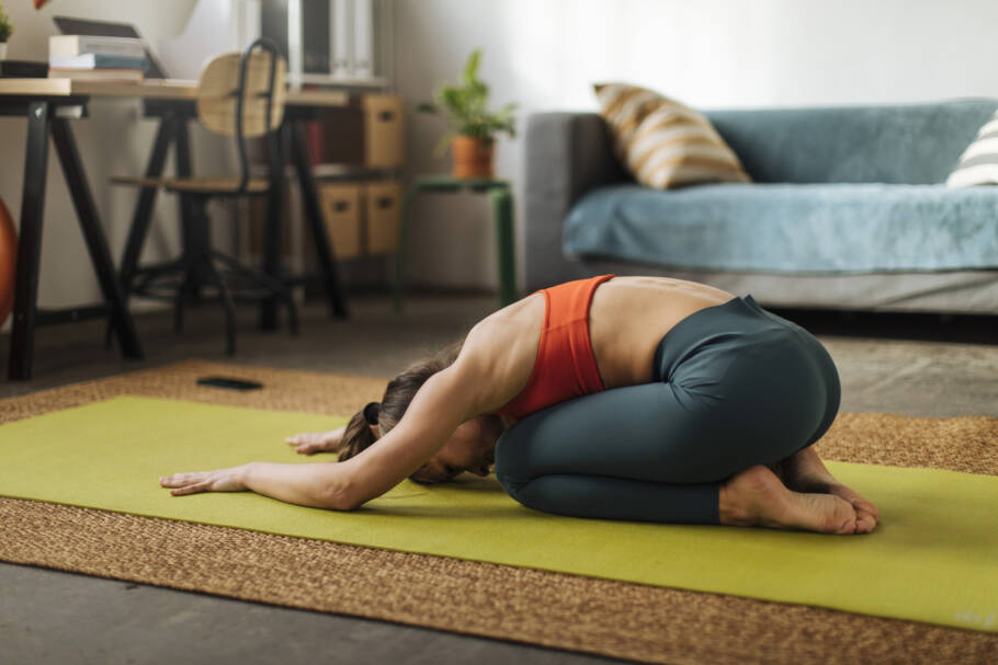 A postura da criança, ou Balasana em sânscrito, é uma postura de yoga simples e relaxante