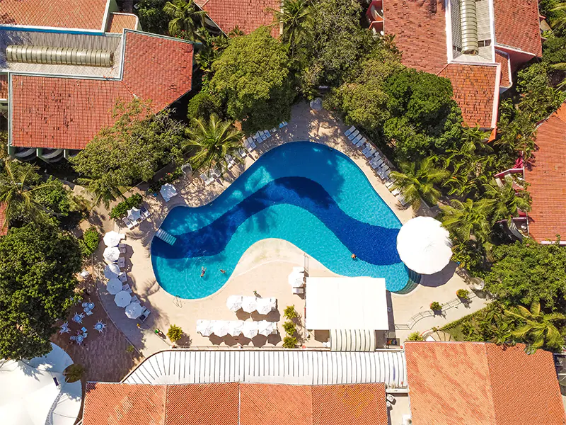 Localizado na badalada Praia de Taperapuan, hotel tem ampla infraestrutura de lazer e Clube de Praia