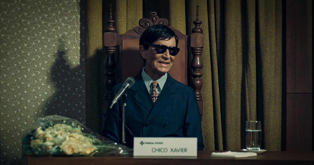 O que aconteceu por trás das câmeras de um filme sobre um líder espiritual que está no top 10 da Netflix