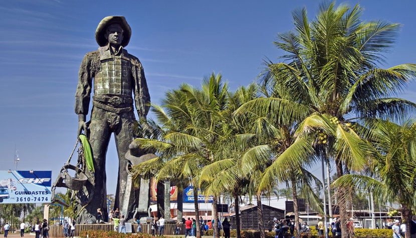 Entrada do Parque do Peão, onde ocorre o maior evento sertanejo do país