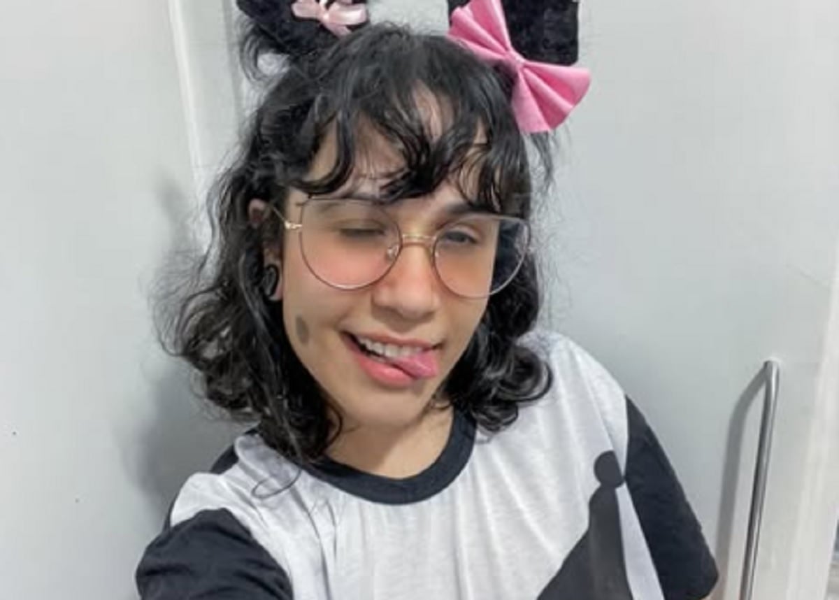 Isabela Godoi posa com uma de suas bonecas personalizadas: “Fiz uma Draculaura com bolsa de ostomia pra que ela se parecesse comigo”.