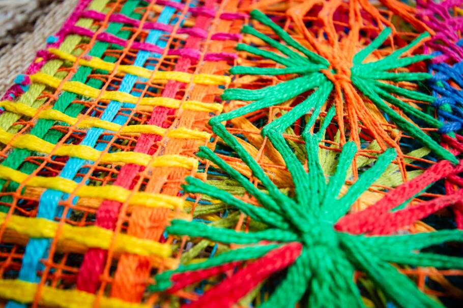 A renda ou bordado filé é característica do litoral de Alagoas