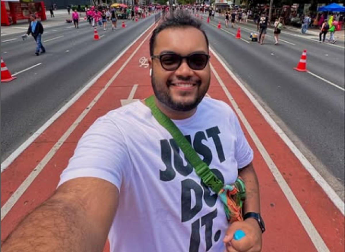 Bruno Henrique durante atendimento domiciliar em Pirapora (MG): “A fístula me obriga, às vezes, a cancelar o trabalho.”