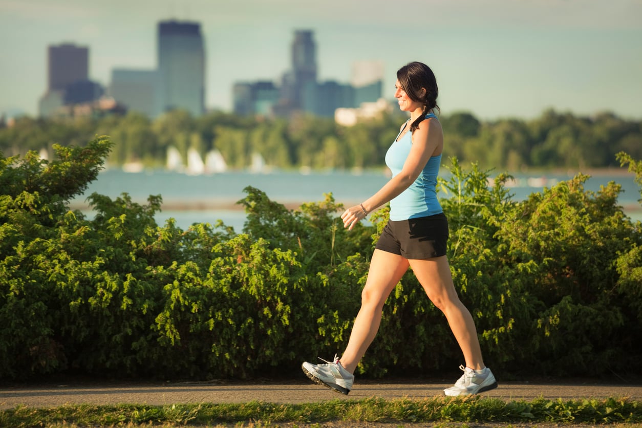 Os benefícios da caminhada para a saúde mental e alívio dos sintomas de depressão.