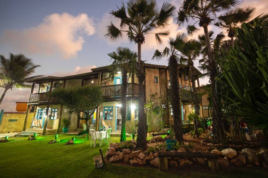 Área externa da encantadora pousada Colmeia Chalés