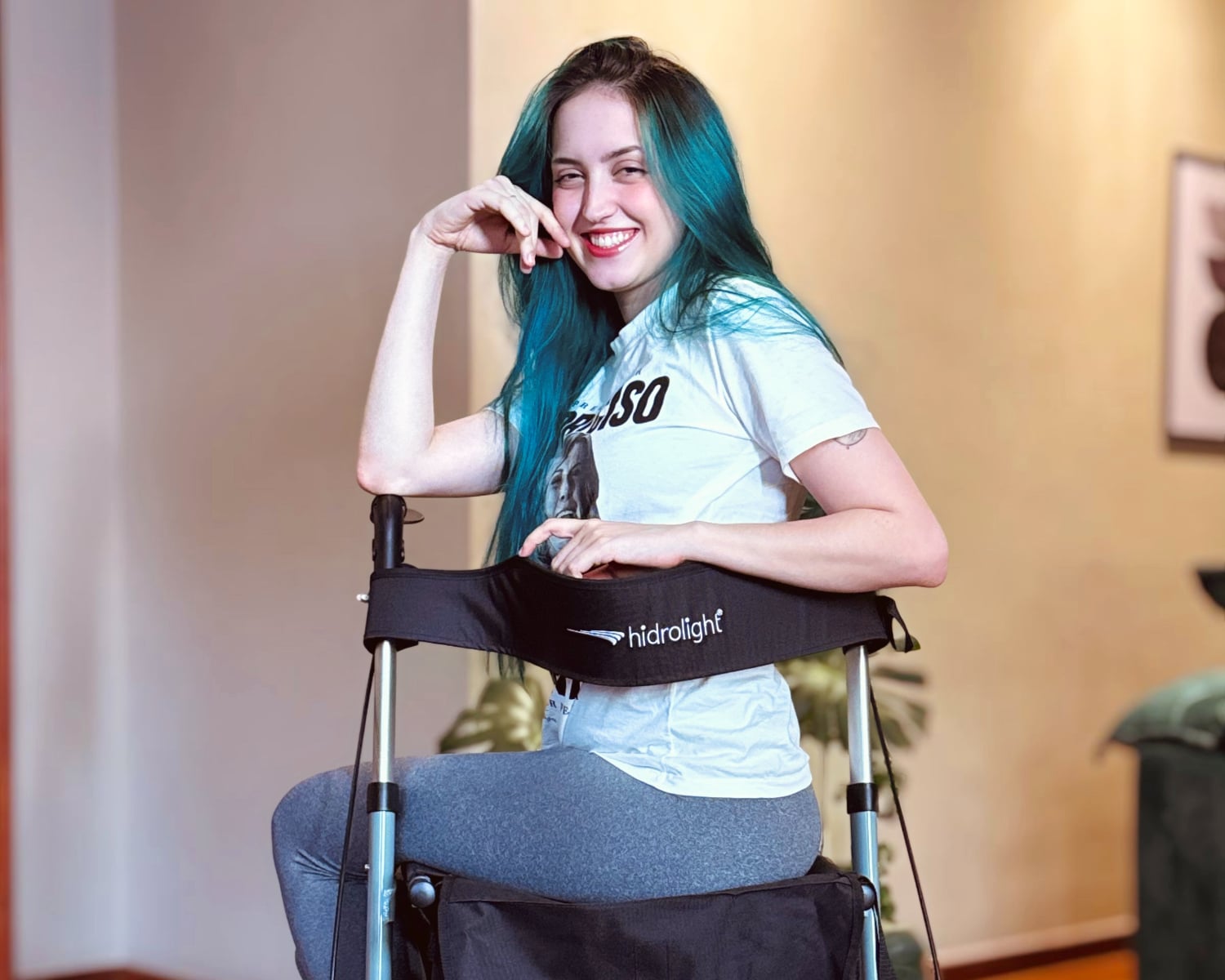 Jahde precisou usar cadeira de rodas e hoje segue em reabilitação para recuperar a mobilidade.