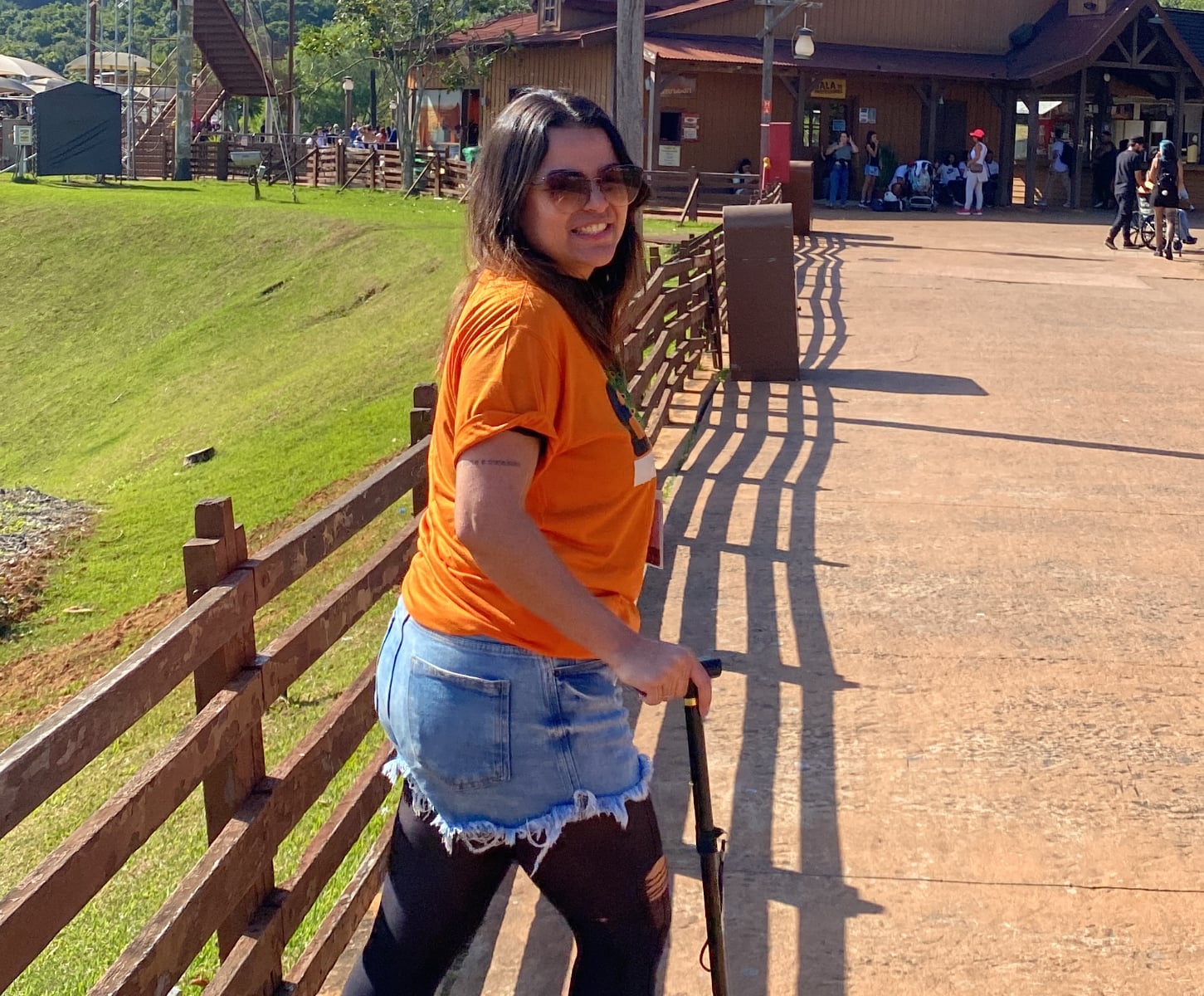 Ana Carolina adaptou sua rotina após o diagnóstico de esclerose múltipla e usa bengala para longas distâncias.