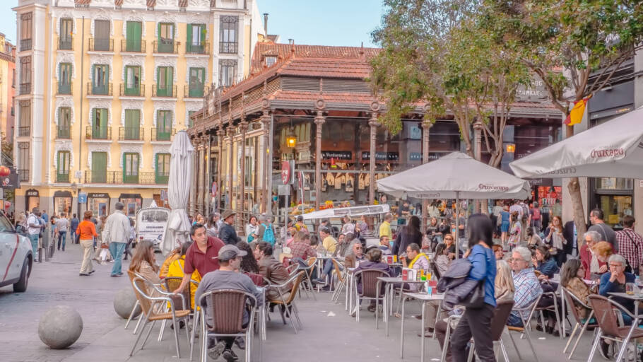 O Mercado de San Miguel é um mercado coberto em Madri, Espanha, localizado no centro da cidade, próximo à Plaza Mayor. É o mercado de tapas mais famoso de Madri.