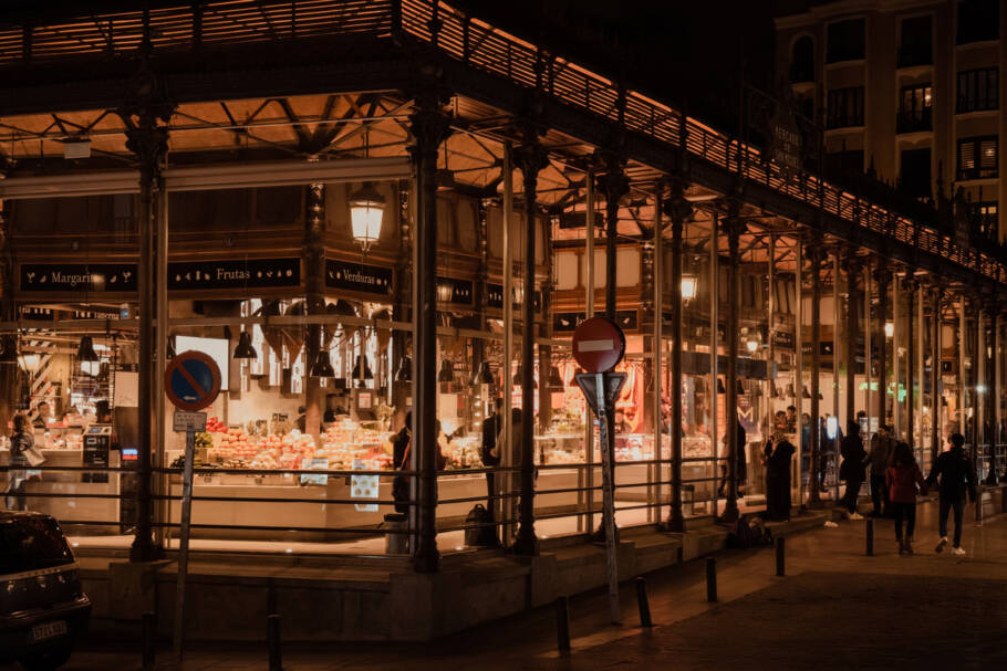 Exterior do Mercado de San Miguel, um mercado coberto localizado em Madri com barracas que servem uma variedade de pratos da culinária espanhola, à noite.