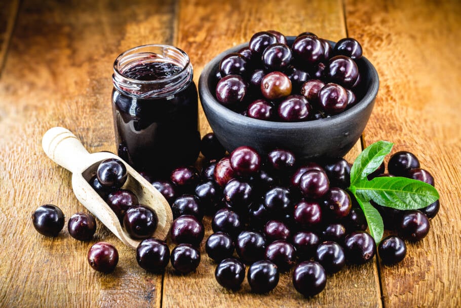 Pequena, redonda e com casca roxa ou preta, a jabuticaba tem polpa branca e gelatinosa, é doce e baixa em calorias, além de ser rica em nutrientes essenciais
