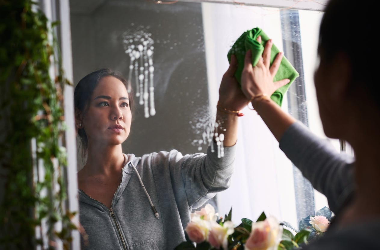Com um pouquinho de dedicação e produtos acessíveis, seus espelhos podem voltar a brilhar como no primeiro dia – iStock/Hiraman