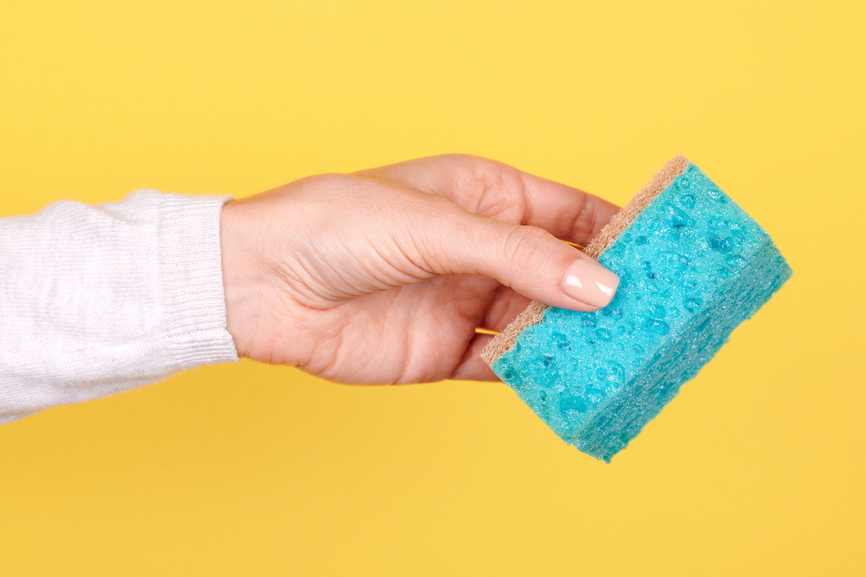 Dicas essenciais para higienizar e armazenar sua esponja corretamente