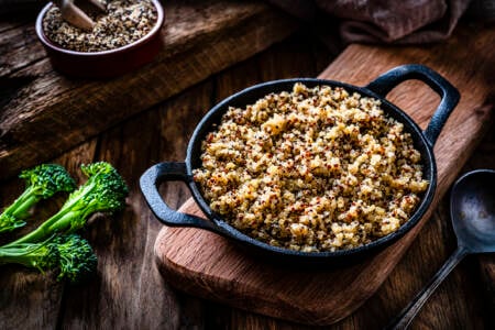 A quinoa é rica em proteínas, fibras, vitaminas do complexo B, ferro, cálcio e até ômega-3