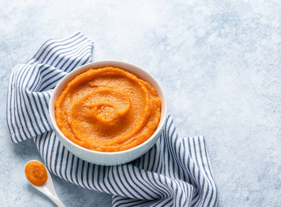 Embora pouco convencional, a cenoura é naturalmente adocicada e cremosa quando cozida, além de conter fibras, vitaminas A e C e potássio, sendo uma ótima base para refeições leves