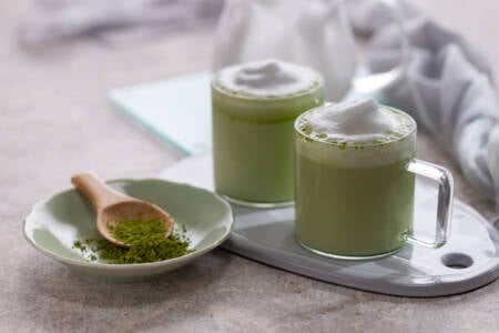 Chá de matcha com leite de coco