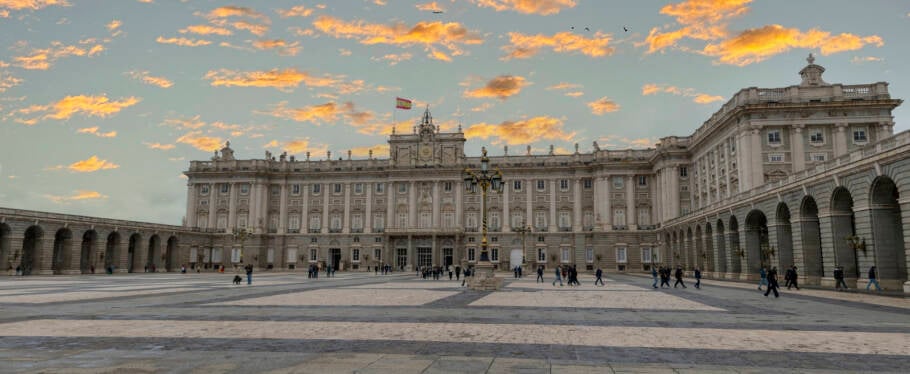 Palácio Real de Madrid com um pôr do sol deslumbrante