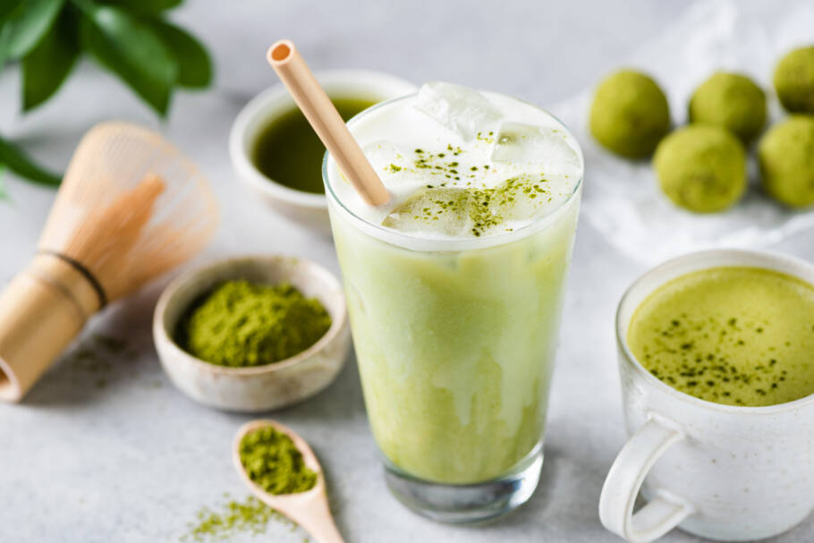 Ao contrário do chá verde tradicional, no matcha se consome a folha inteira em pó, o que eleva a ingestão de antioxidantes e cafeína