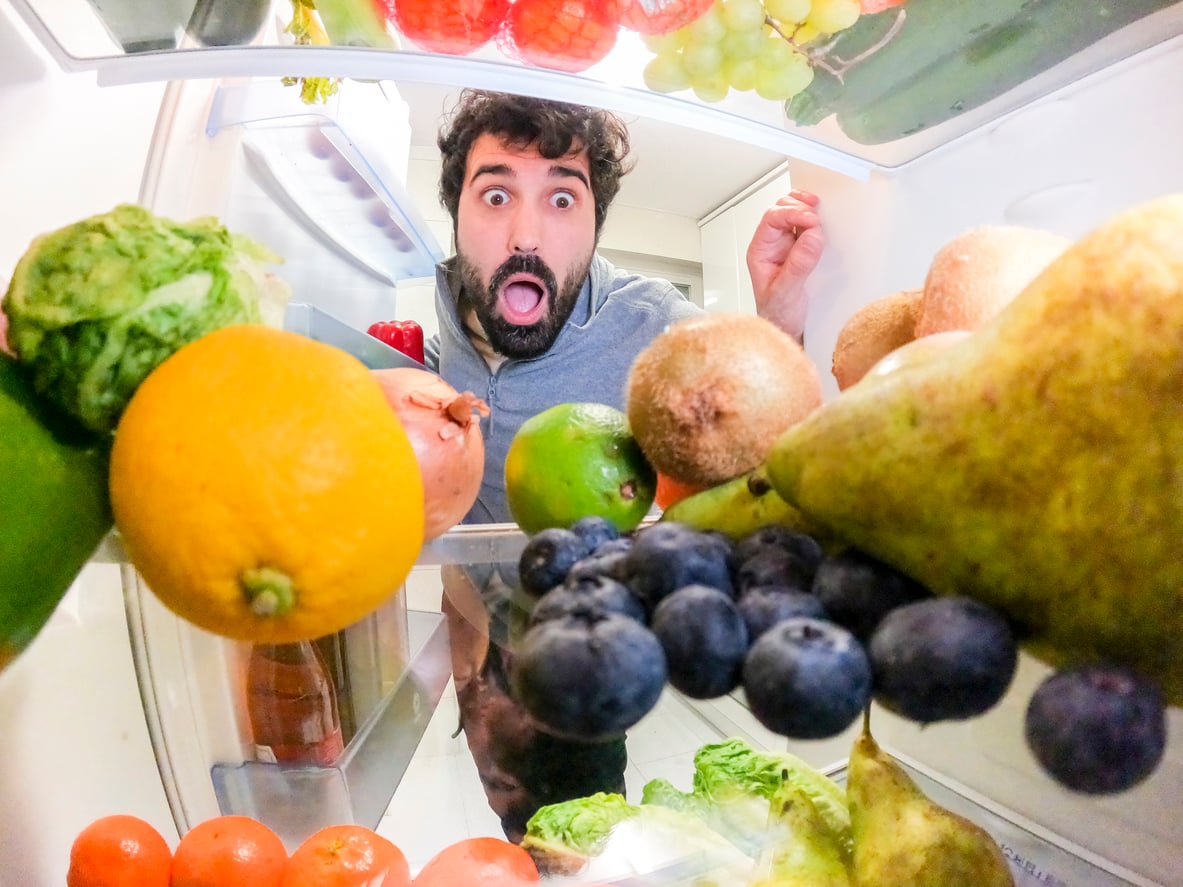 A dica é clara: fruteira organizada, alimentos bem conservados – iStock/GuindillayPimienta