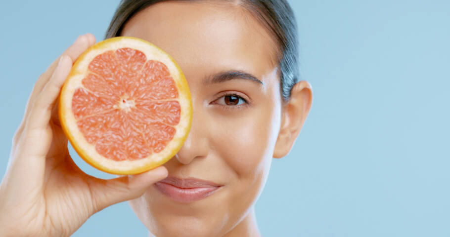 Dietas ricas em nutrientes favorecem a reparação cutânea e retardam o envelhecimento, enquanto hábitos ruins podem causar danos