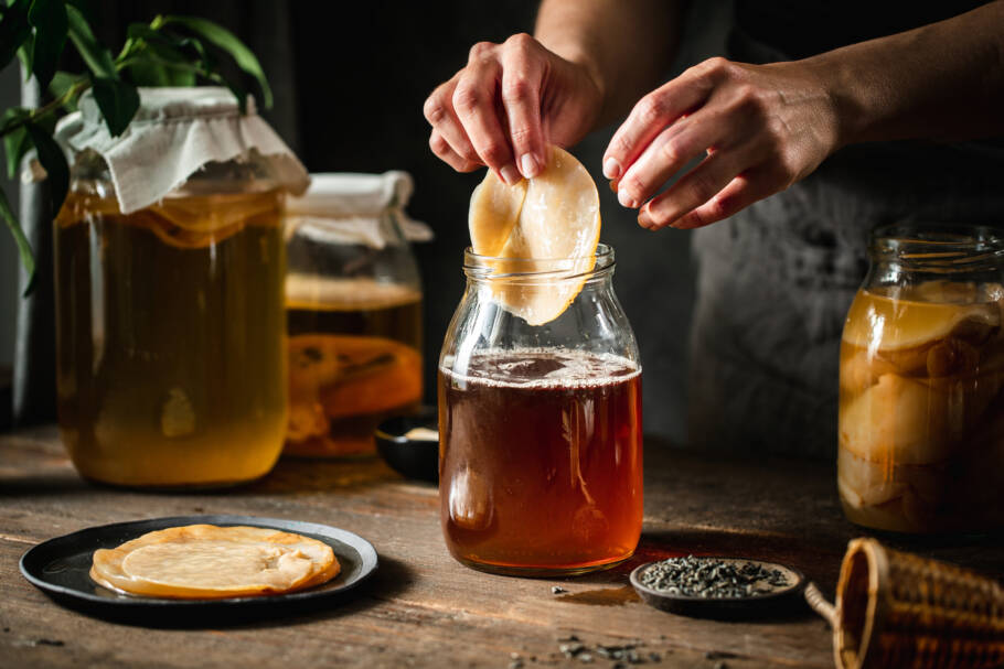 A kombucha é um chá fermentado com bactérias e leveduras, reconhecido por seus benefícios à saúde