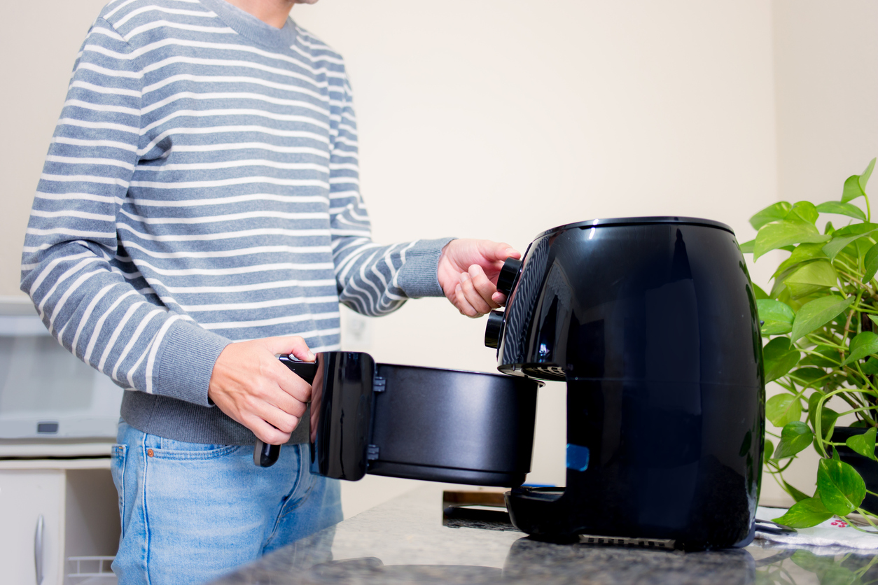 Se puder, adote o hábito de limpar sua airfryer após cada uso – iStock/Marcio Binow Da Silva