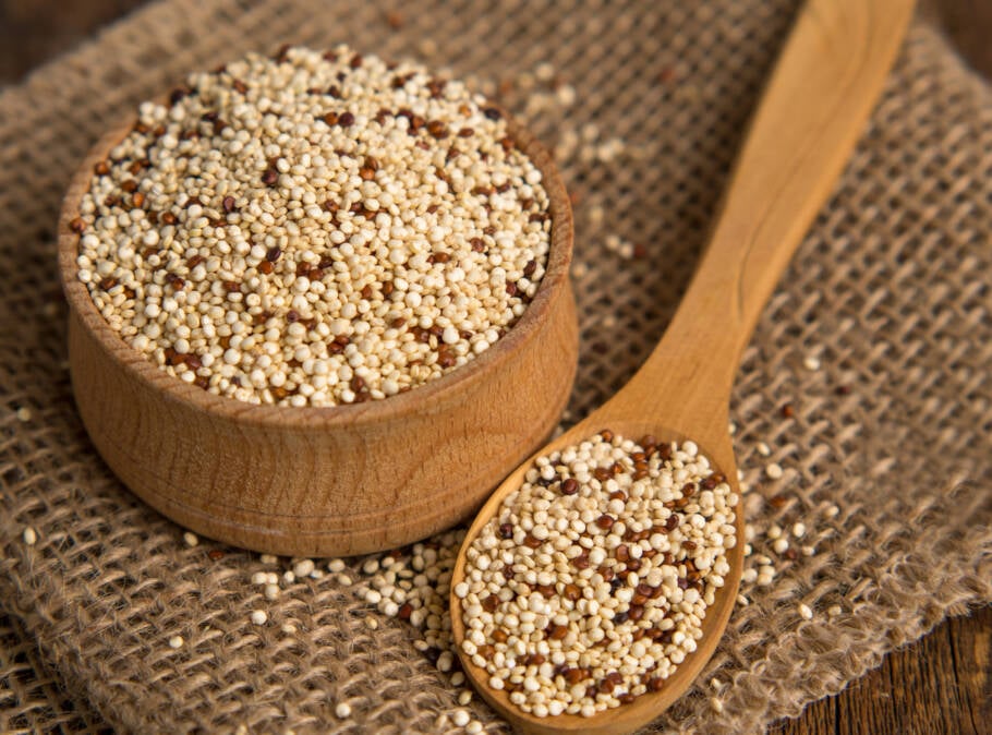 Com textura semelhante ao arroz, a quinoa é rica em fibras, proteínas de alta qualidade, vitaminas do complexo B, cálcio, ferro e até ômega 3, tornando-se uma alternativa nutritiva e versátil