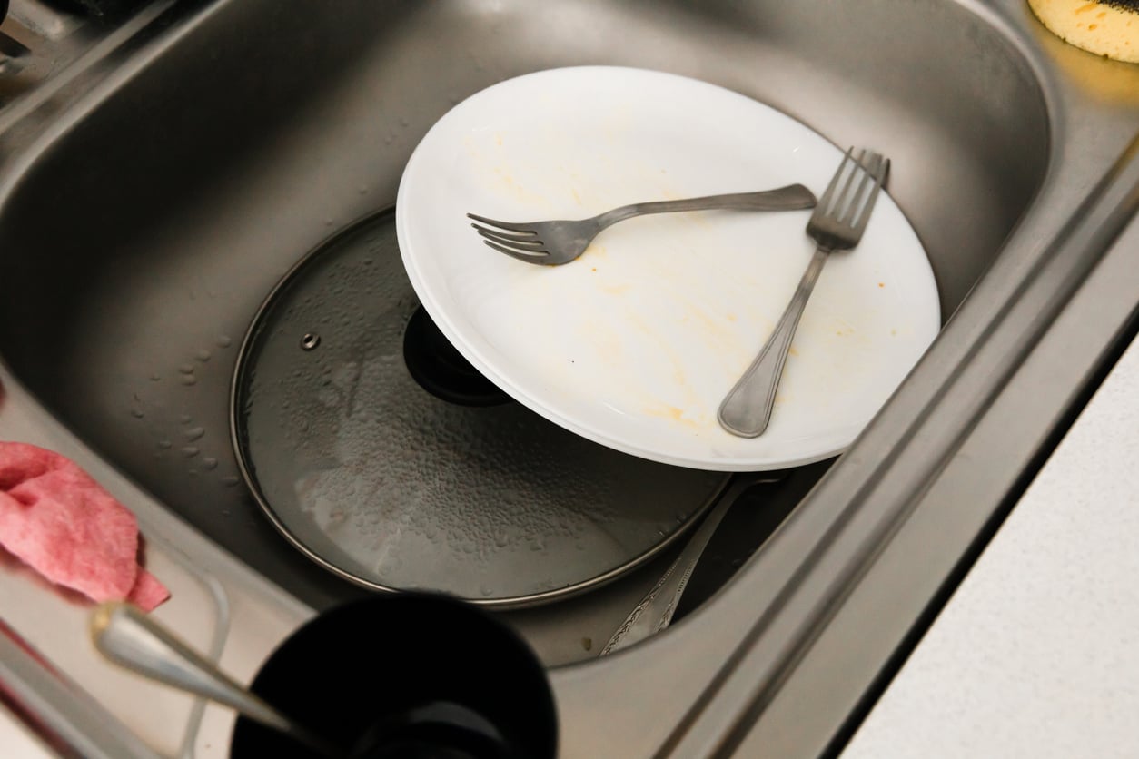 Você está lavando a louça do jeito errado? Corrija 4 erros comuns na pia e evite dores de cabeça