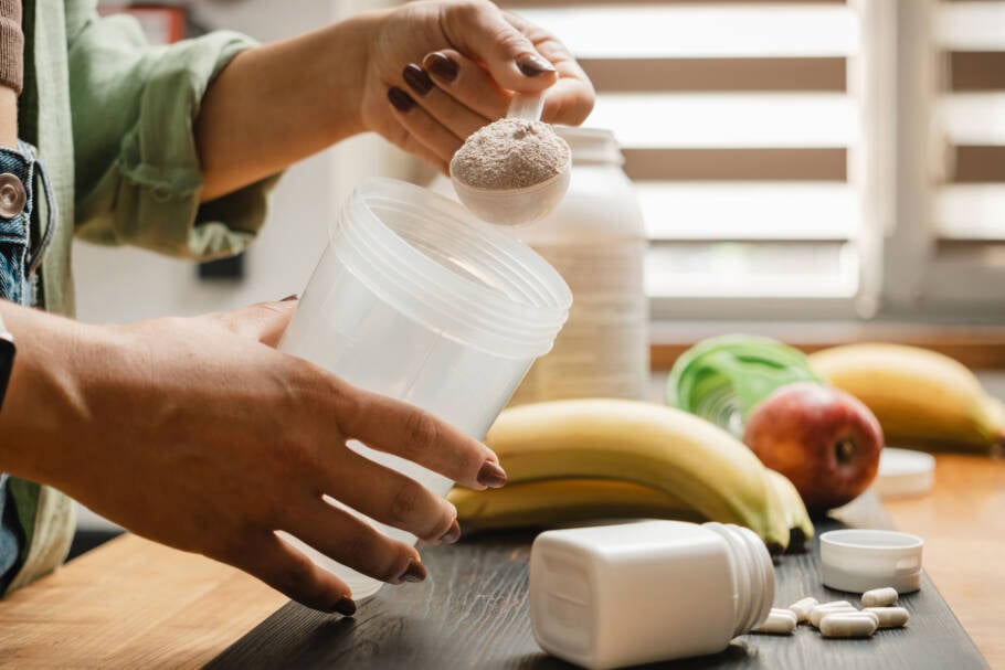 O organismo produz creatina em pequenas quantidades, e ela também é obtida por meio da alimentação
