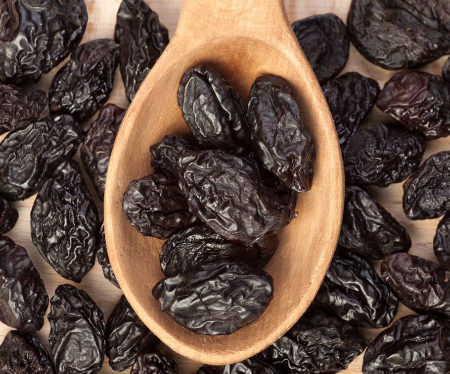 Rica em nutrientes como boro, cálcio e vitamina K, a ameixa seca se destaca por contribuir para a saúde óssea e ajudar na prevenção da osteoporose