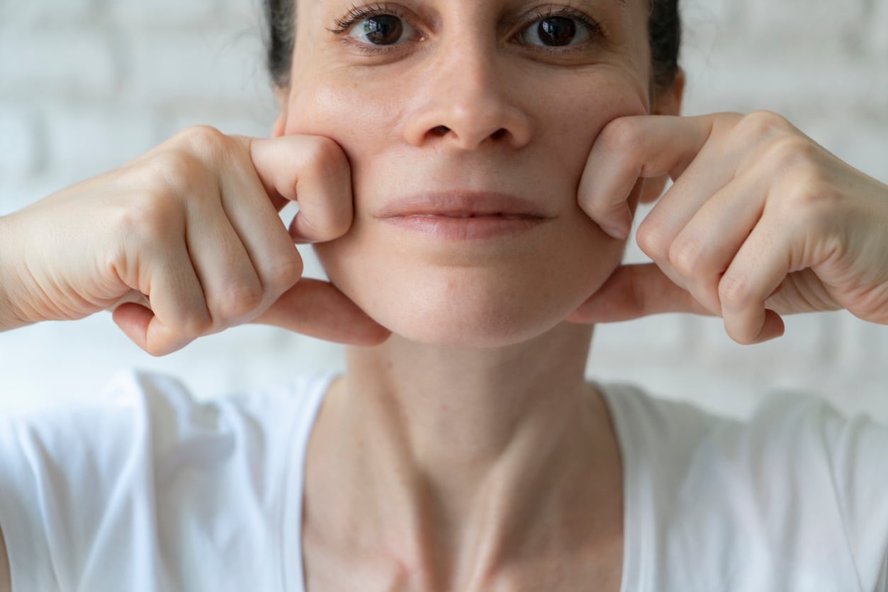 A prática da yoga facial traz resultados visíveis e sensação de equilíbrio.