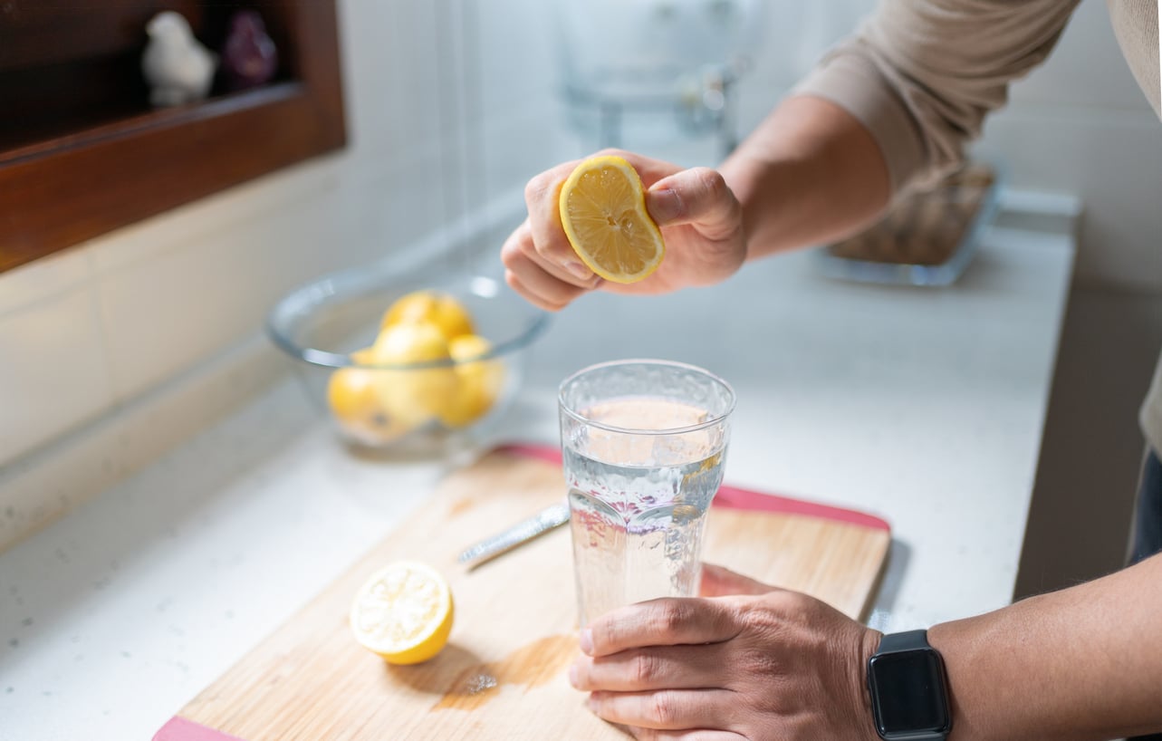 Beber água com limão pela manhã pode ser um bom aliado para iniciar o dia de forma mais hidratada e com um leve estímulo ao sistema digestivo – iStock/aquaArts studio