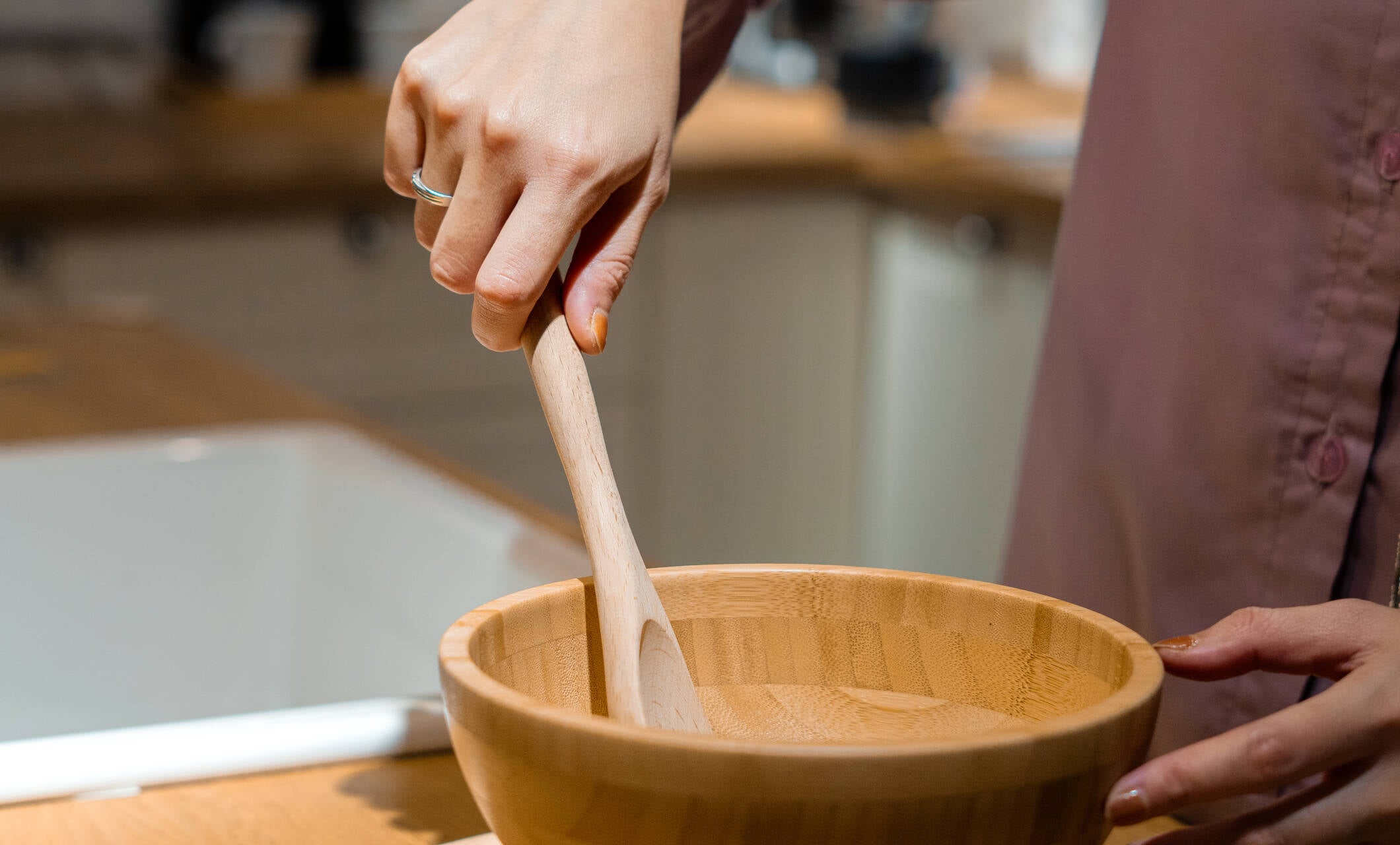 Foco de contaminação por fungos e bactérias, utensílio deve sair das cozinhas brasileiras.