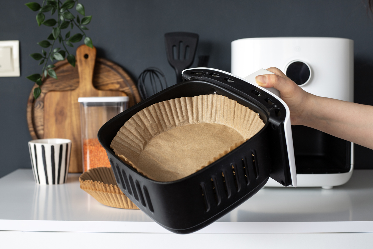 Com alguns cuidados simples, a airfryer continua sendo a melhor aliada na hora de preparar delícias com praticidade – iStock/Hazal Ak