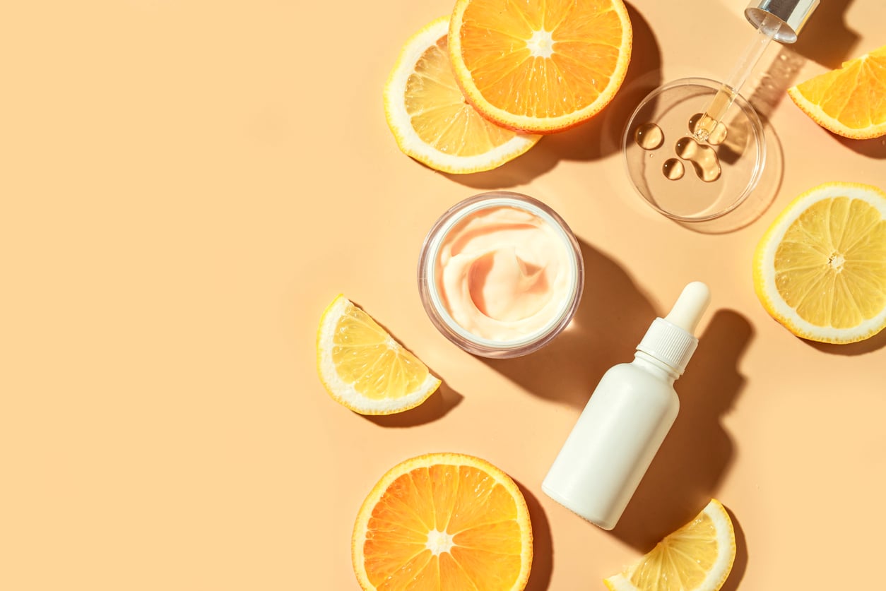 A vitamina C não só fortalece a pele como também aumenta a síntese de colágeno, ajudando a mantê-la firme – iStock/Mizina