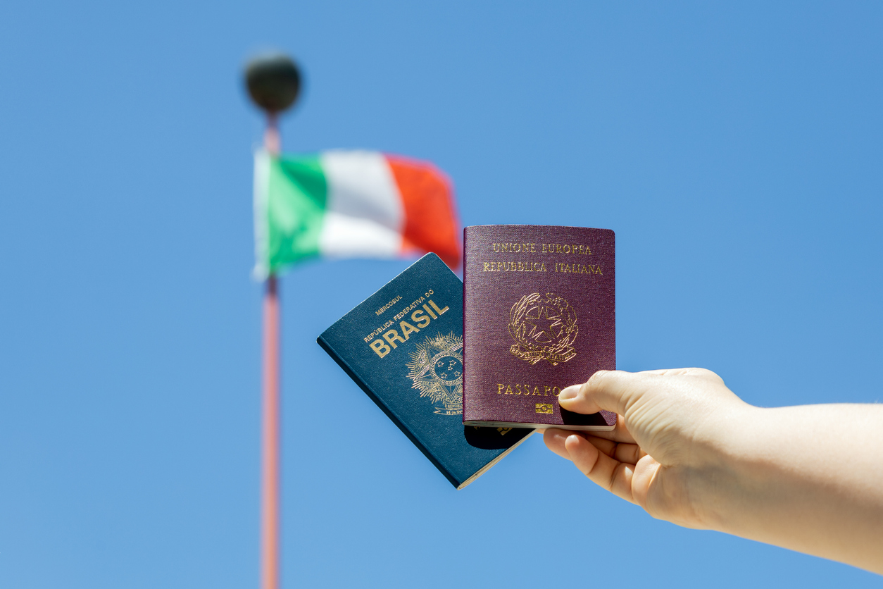 Alterações no decreto que restringem a obtenção da cidadania por direito de sangue  – iStock/cabuscaa