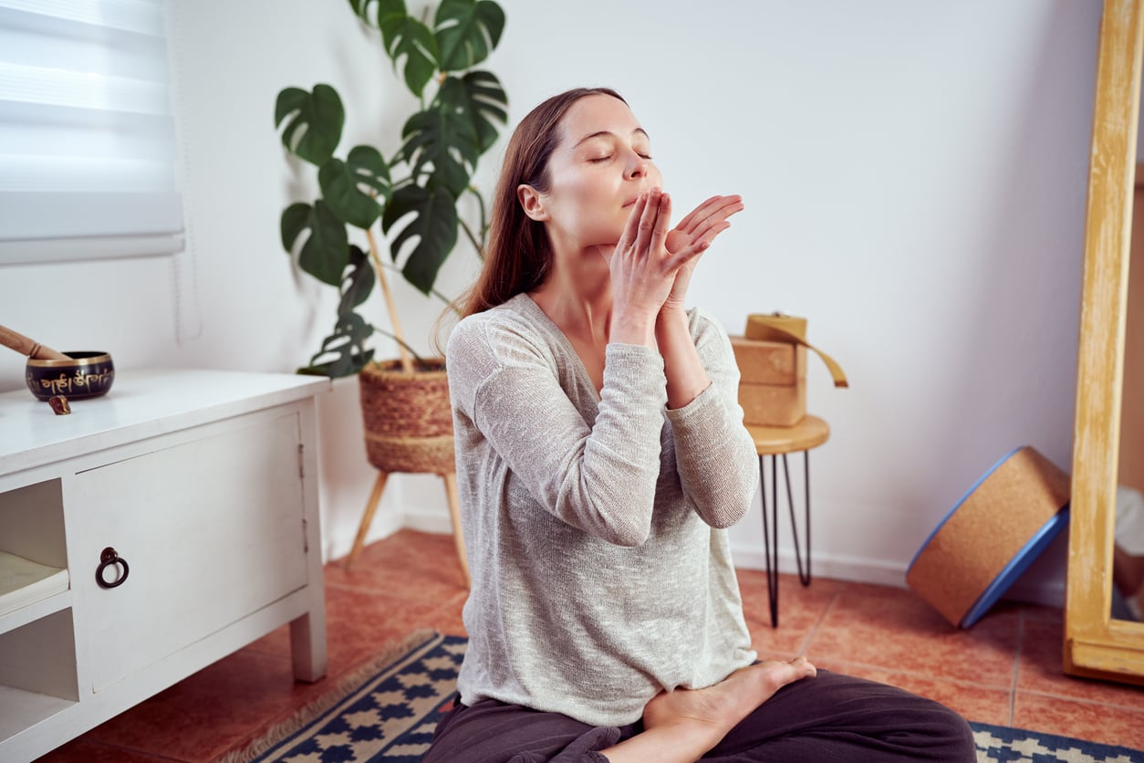 Um momento de autocuidado para tonificar o rosto e relaxar a mente.