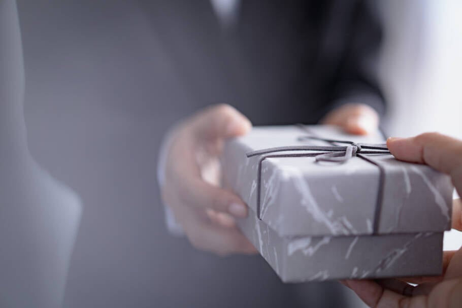 Por que algumas pessoas exageram nos presentes? A neurociência tem respostas