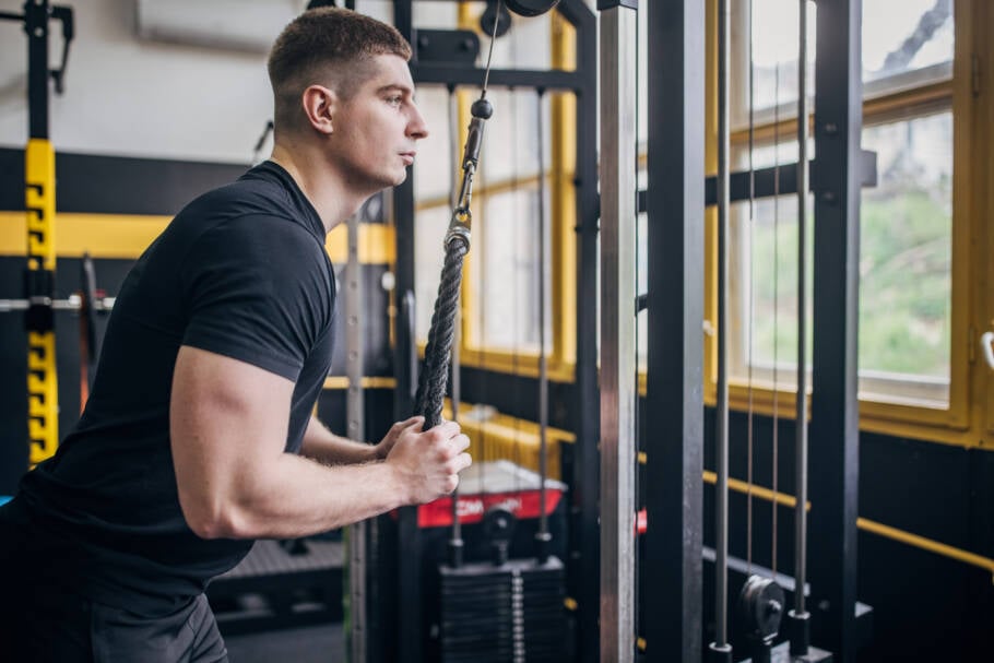 Um dos exercícios mais clássicos para tríceps, o pulley trabalha o músculo durante a extensão do braço, ajudando no fortalecimento e hipertrofia